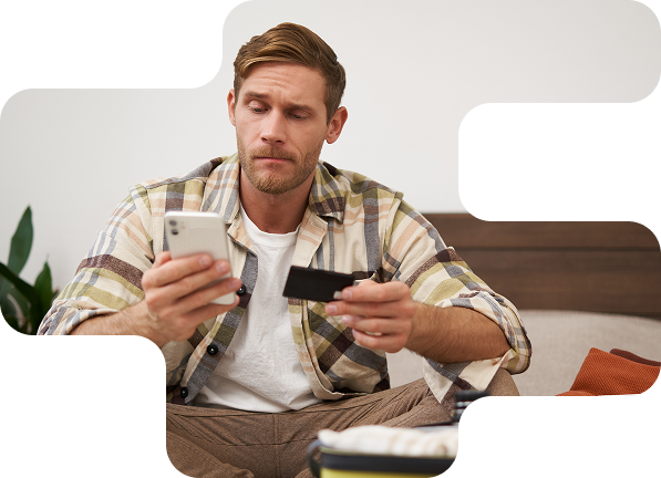 Cliente com cartão e celular